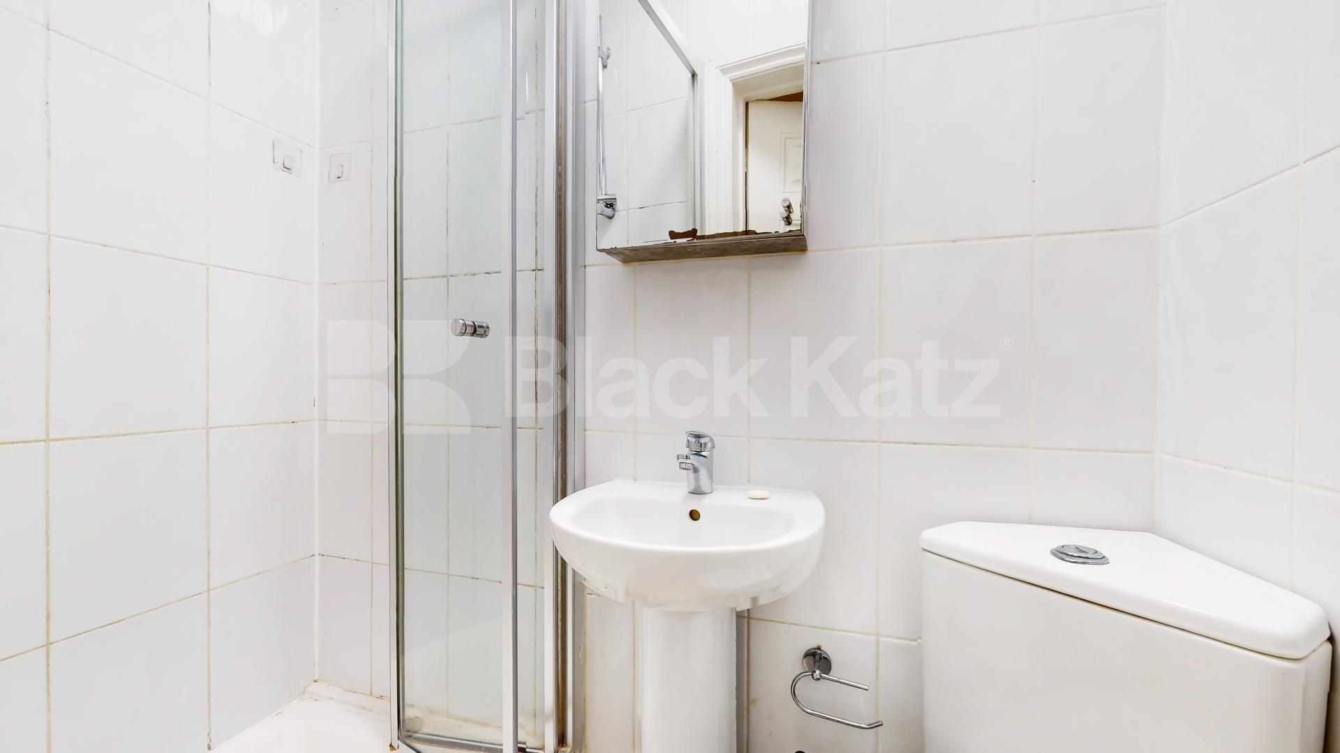 Stylish 3 Bedroom Flat on Quiet Residential Street Rochester Road, Camden